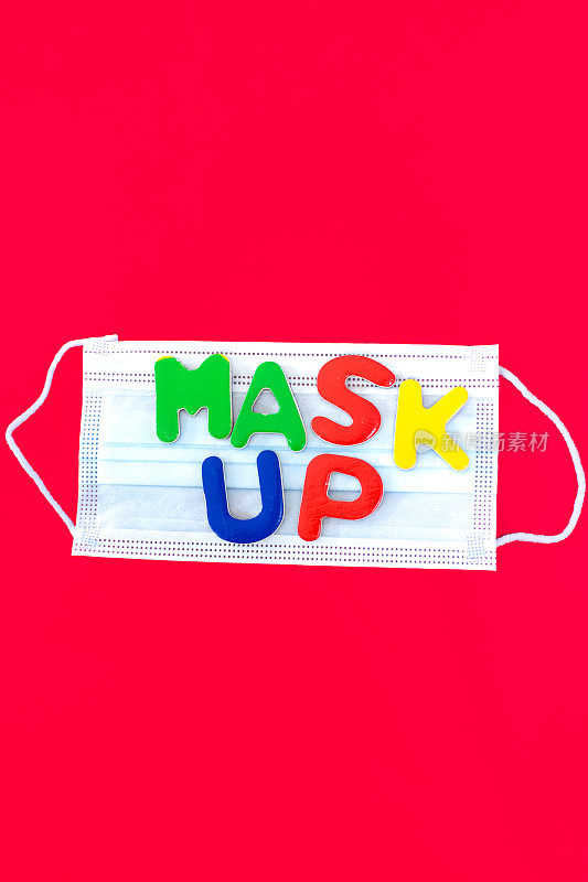 外科口罩，红色背景，上面写着“Mask UP”